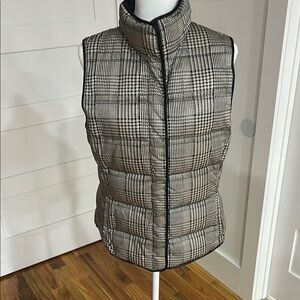 Banana Republic Women's Black and White Puffer Vest